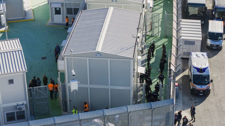 Gjykata e Romes bllokon serish marreveshjen per emigrantet, urdheron kthimin e tyre ne Itali